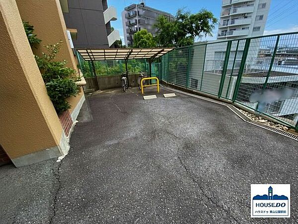 駐輪場は屋根付きです