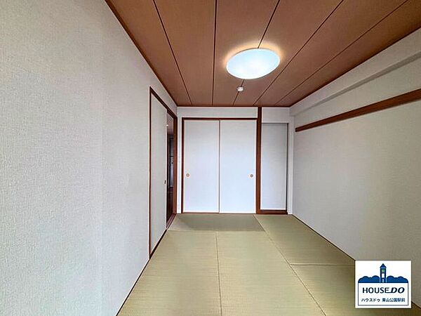 落ち着いた雰囲気の和室は、くつろぎの空間として最適。客間やお子様の遊び場としても活用でき、使い勝手の良い一室です。リビングと続き間としても使えるため、開放感も魅力です