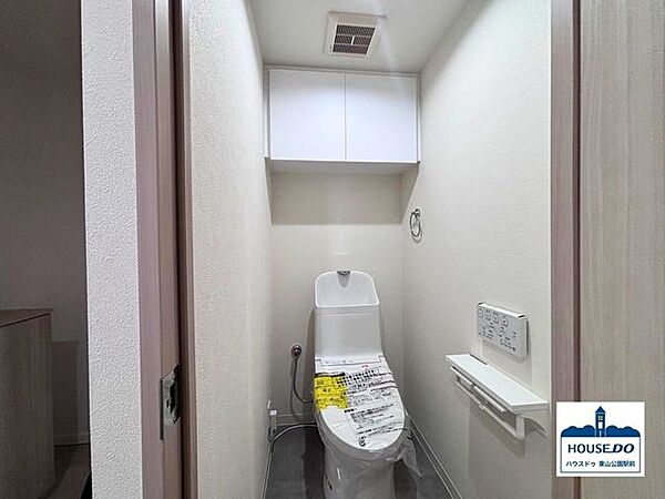 収納に困らない、実用的な棚付きトイレ。トイレットペーパーや芳香剤などをスッキリ収納でき、見た目も清潔感たっぷりです。