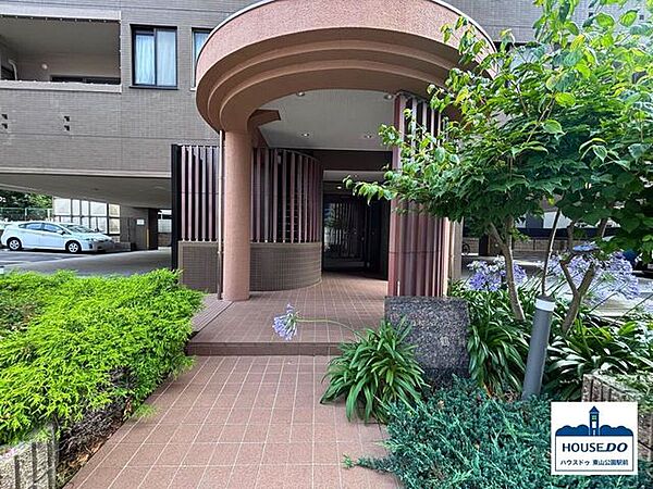 緑の植栽に彩られた、スタイリッシュなエントランス。住まう人、訪れる人を心地よく迎え入れてくれます。