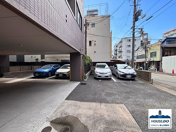 敷地内平面駐車場のようす。