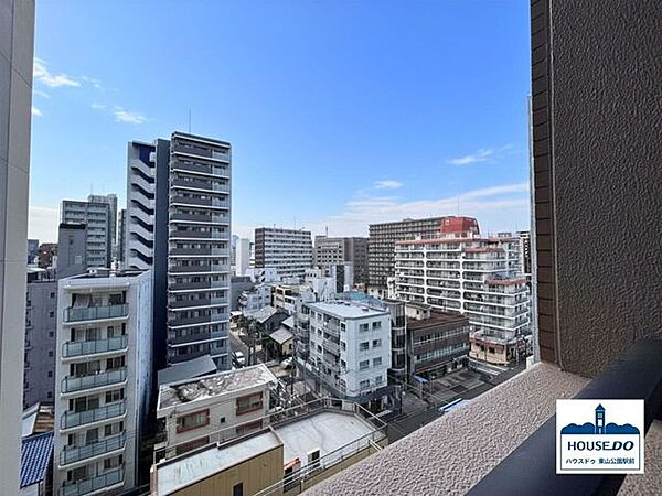 9階窓越しに見える眺望です。