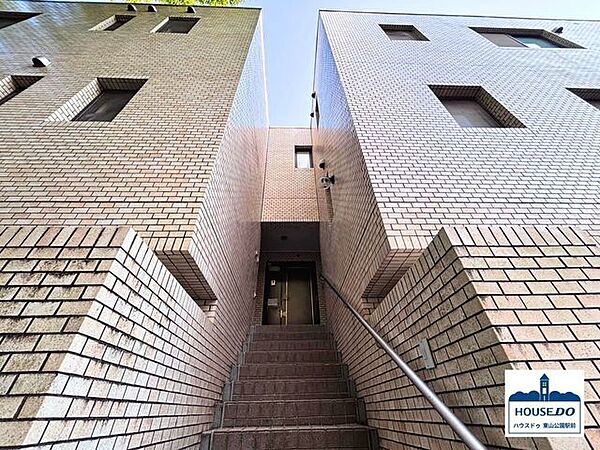 共用通路から玄関へのアプローチです。