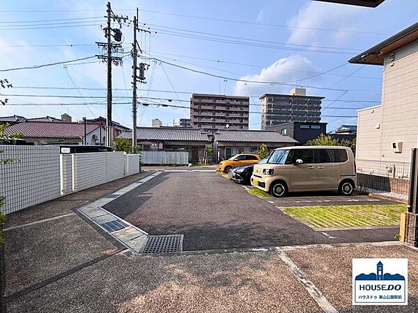 敷地内平面駐車場のようす