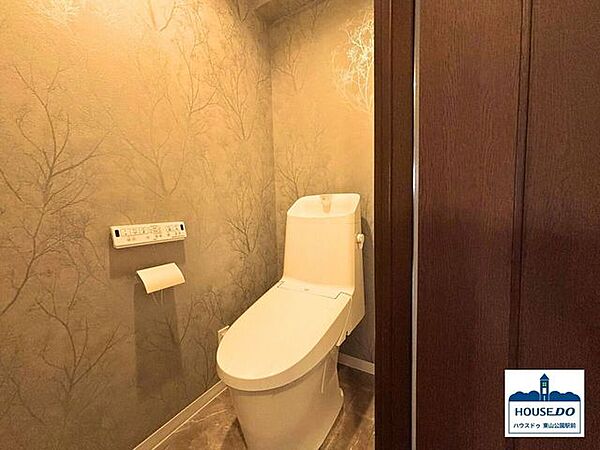 シンプルながらもお洒落なデザインのトイレ空間。最新の温水洗浄機能で、いつでも清潔・快適。