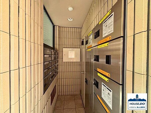 不在時でも荷物の受け取りが可能な宅配ボックスと、集合ポストのようす。