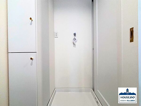 洗面台の対面にある洗濯機置場と、収納です。