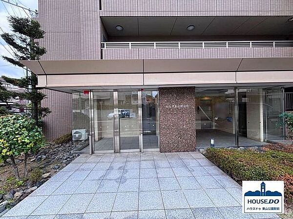 スタイリッシュなエントランス付近には、緑の植栽が施されており、住まう方、訪れる方をあたたかく迎え入れます。