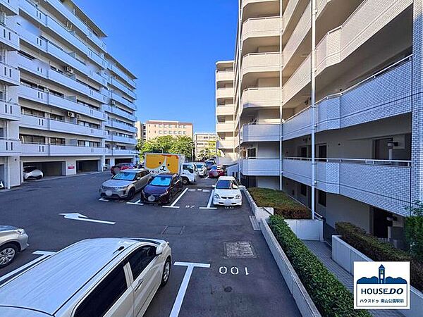 敷地内平面駐車場のようす