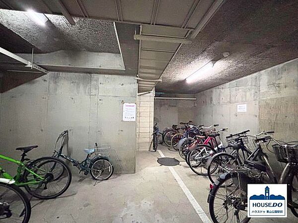 雨風しのげる屋内駐輪場です。