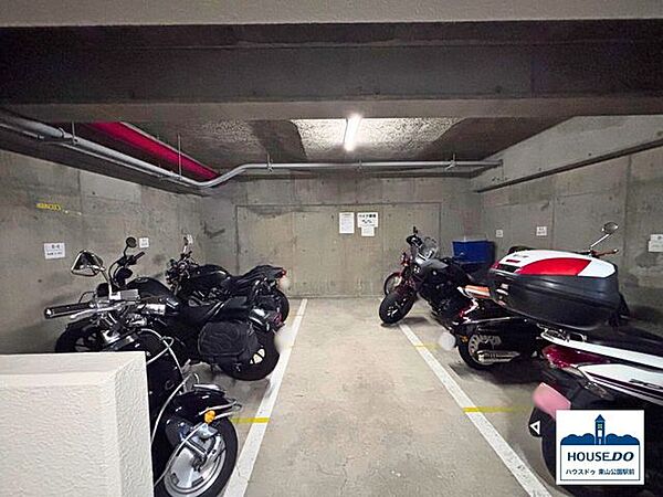 駐輪場とは別に、バイク専用置場があります。