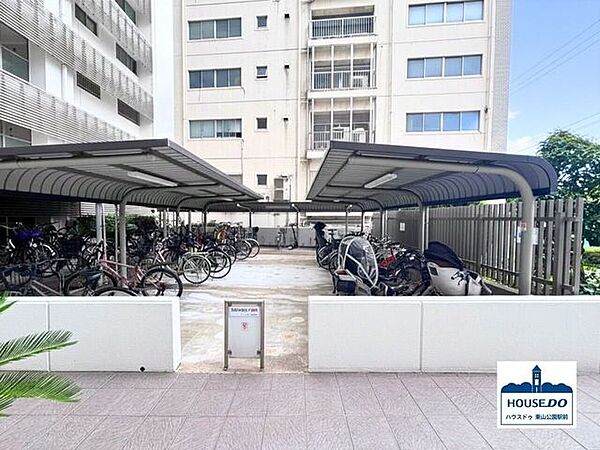 駐輪場は屋根付きです。