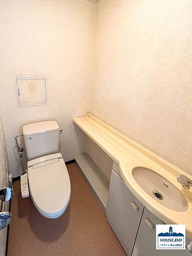 ウォシュレット式トイレ。トイレ内に手洗いスペースがあります。