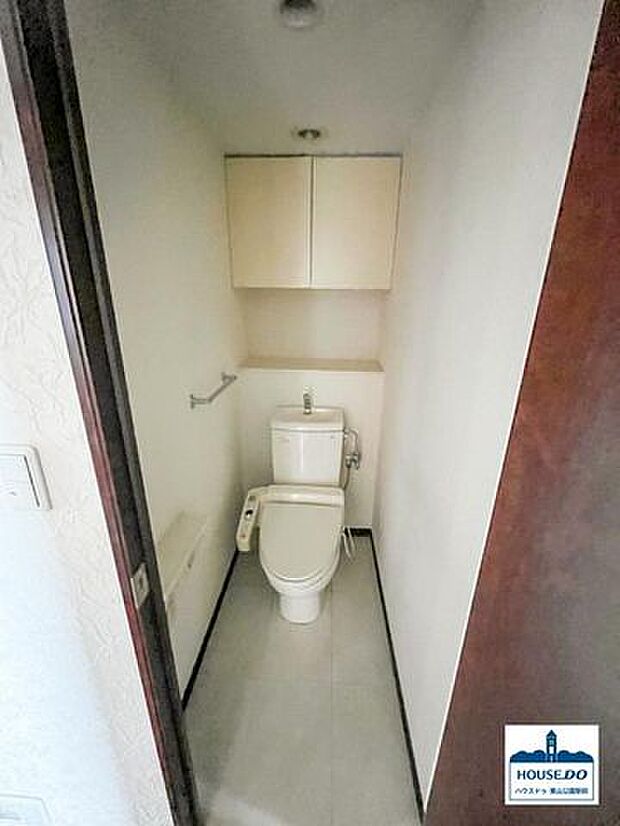 シンプルな内装ながら小物の収納も備えたトイレ