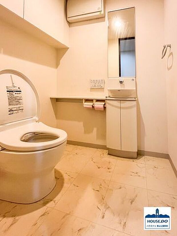 余裕のある広さでゆったり使えそうなトイレ