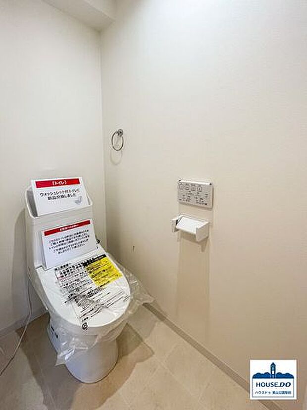 ウォシュレット式のトイレ。白を基調とした清潔感ある空間です