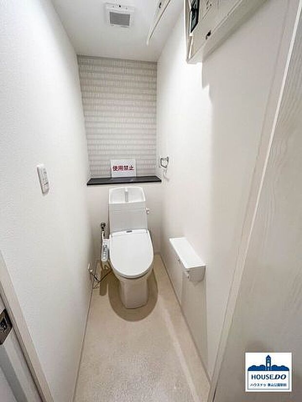 白を基調とした清潔感あふれるトイレ