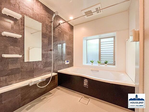 自然換気可能な窓付きの浴室！浴槽に浸かって足を伸ばして一日の疲れを癒しましょう♪