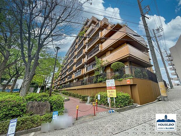 南東側から撮影したマンション建物の外観写真です