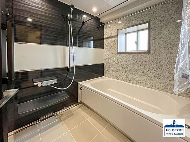 浴室は自然換気可能な窓付き！湿気がこもらずいつでも快適なバスタイムを♪
