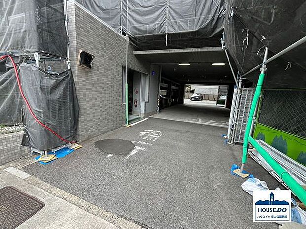 【大規模修繕工事中：R6.7月初旬終了予定】左側に駐輪場の入口があり、奥が屋内駐車場です