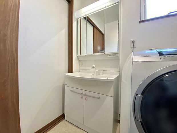 収納スペースが豊富な洗面化粧台。生活感も隠せますね。
