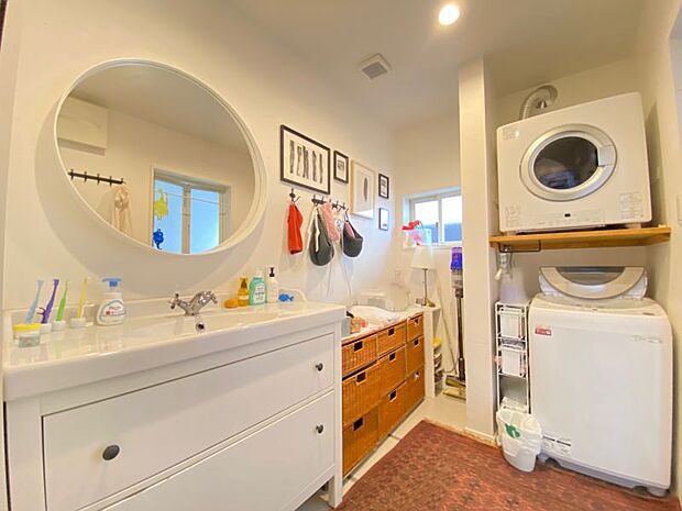 こだわりの詰まったお洒落な洗面室♪広いので収納棚を造作するスペースもあります。