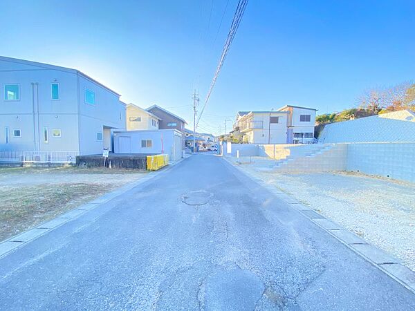 前面道路が約6ｍあるので車の出し入れもスムーズにできます♪