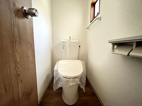 トイレには快適な温水洗浄便座付き！