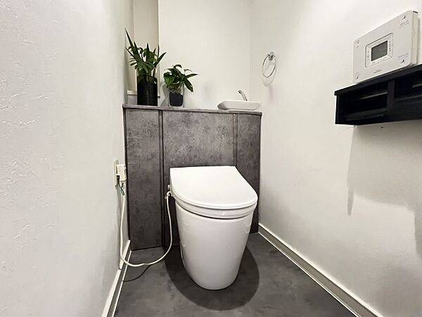 タンクレストイレは、トイレ空間がすっきりと広く感じられ、また掃除がしやすいのも魅力です。