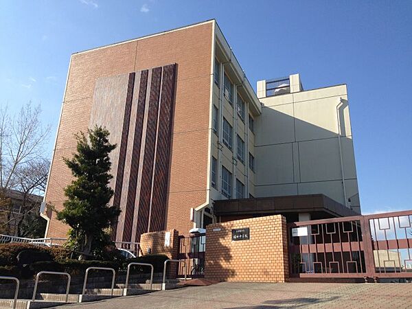 植田中学校　約1300ｍ　徒歩約17分●ハンドボール部、柔道部、料理部がございます。
