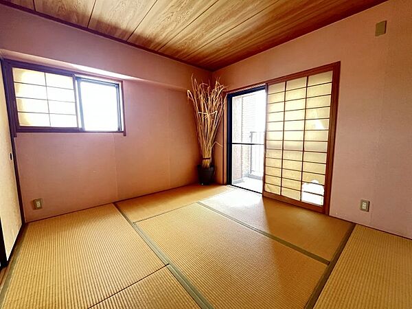 しっとりと落ち着いた雰囲気の和室。客間にも、お子さまのお昼寝の場にも使っていただけます。