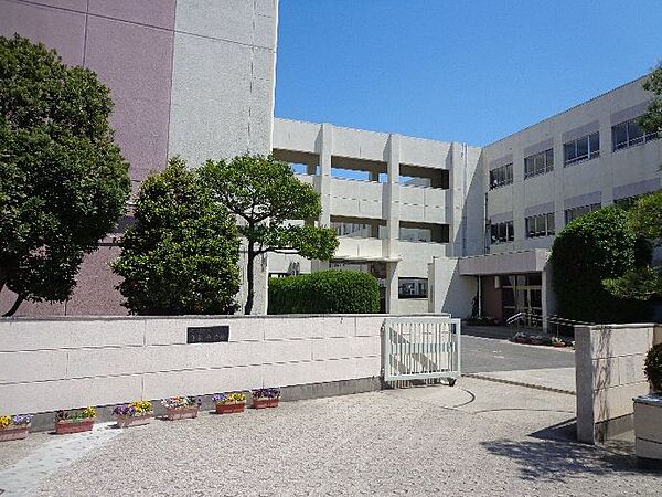 平針中学校　約650ｍ　徒歩約9分