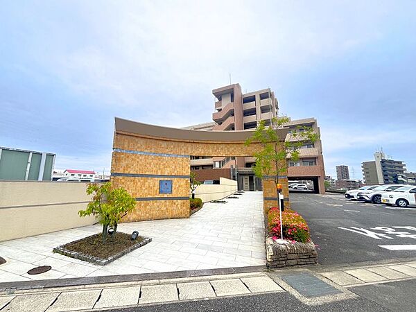 植栽に彩られたアプローチが出迎えてくれます♪