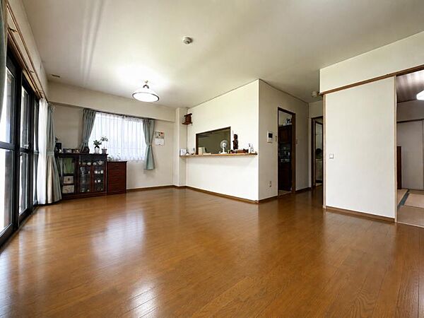 開放感あふれる角部屋です！家族団らんのひと時をゆったりお過ごしいただけます♪