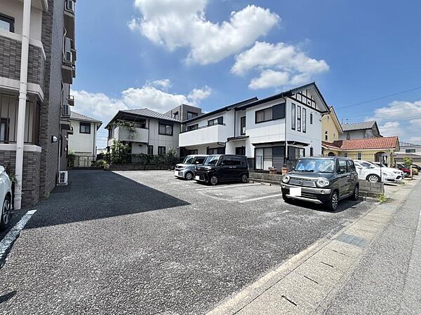 駐車場の空き状況については、担当者までお問い合わせください。