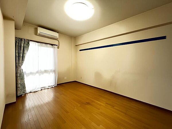 約6.7帖の広々した明るい洋室♪主寝室としてもお使いになれます！