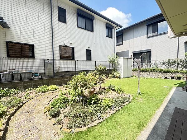 約17坪の専用庭付きです！緑鮮やかで戸建て感覚を味わえます♪