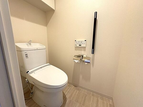 収納棚付き！清潔感のあるトイレです♪