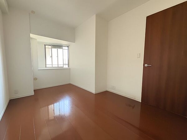 家具を置きやすいシンプルなお部屋は窓もあり快適な空間です♪