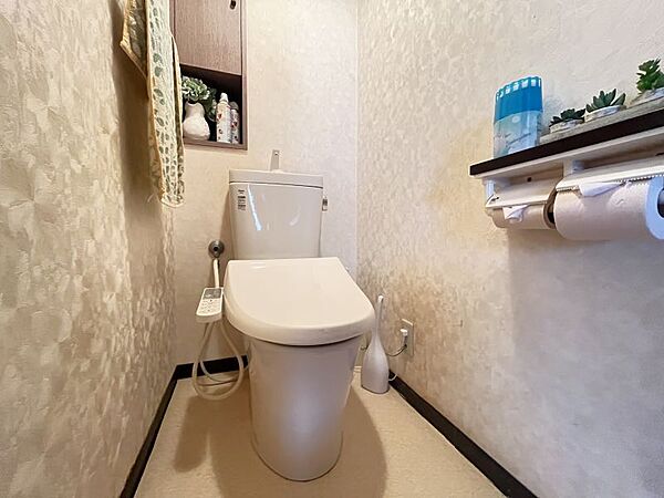 トイレには快適な温水洗浄便座付き！