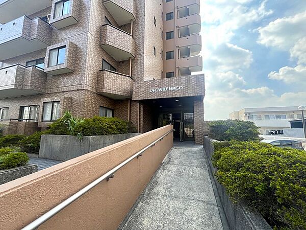 エントランスにはスロープ付きで、どなたでも安心・快適にアクセス可能です！
