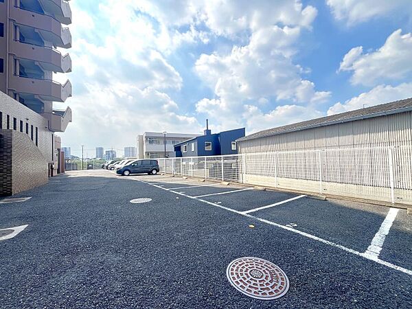 駐車場空き状況に関しましては担当までお問い合わせくださいませ！