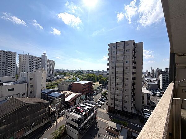 上層階につき眺望良好です！空や景色を広く見渡せるので気分転換になりますね。