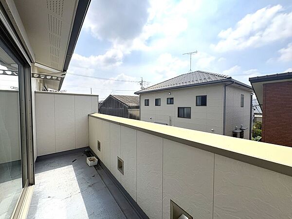 南向きの陽当たり良好なバルコニー♪開放感のある空間で、洗濯物やお布団もたっぷり干せます。