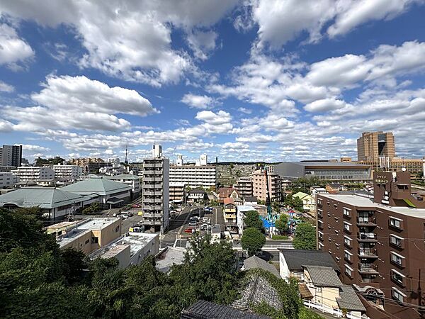 高台ならではの開放感と眺望が魅力。空の広がりを感じながら、ゆったりとした暮らしをお楽しみいただけます。