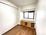 室内：出窓のある5.7帖洋室！北側のお部屋はエアコンが効きやすいという利点があります♪