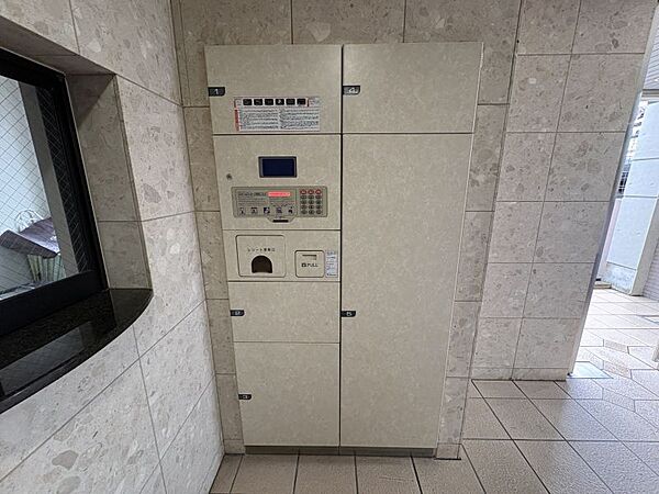不在時にも荷物を受け取れる、便利な宅配ボックス付きです。