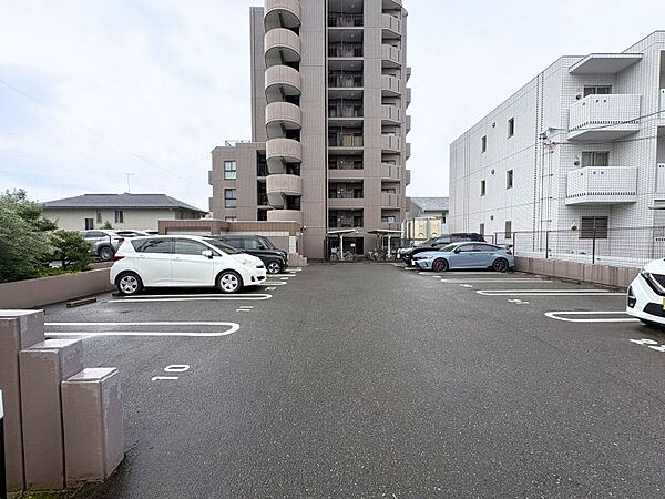駐車場の空き状況については、担当者までお問い合わせください。