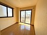 洋室：〈2階洋室〉バルコニーに面したお部屋は、明るい光と風が入りやすく、心地よく過ごすことが出来ます♪